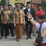 Mendes PDTT, Abdul Halim Iskandar, saat membuka festival budaya desa di Jombang.