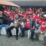 Yuronur Efendi bersama Banteng Yesbro saat deklarasi. foto: TRIWIYOGA/ BANGSAONLINE