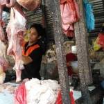 STOK AMAN: Seorang penjual daging sapi di Pasar Krian Sidoarjo, tengah melayani pembeli, Sabtu (11/6). foto: MUSTAIN/ BANGSAONLINE