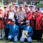 Kapolresta Sidoarjo Kombes Pol. Zain Dwi Nugroho bersama para siswa SMKN 2 Buduran usai penyerahan hadiah dari Kapolda Jatim, untuk Lomba Vlog Millenial Jatim Menolak Anarkis.