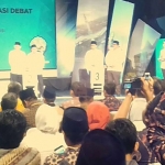 Cawabup Bangkalan Paslon Nomor urut 1 Sudarmawan (paling kiri) saat debat publik di Studio JTV, Surabaya.