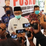 Budi Sulistyono, Bupati Ngawi saat diwawancarai wartawan, Jumat (24/4).