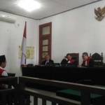 Terdakwa M. Anafi saat mendengarkan putusan Majelis Hakim PN Sidoarjo.