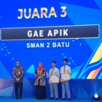Gubernur Jatim dan Kadis Pendidikan Provinsi Jawa Timur bersama Juara 3 dari SMAN 2 Batu.