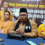 H. Muhammad Syaikhu Subkhan, Ketua DPC Partai Hanura Kabupaten Mojokerto saat menggelar jumpa pers.