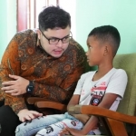 Bupati Kediri Hanindhito Himawan Pramana  saat menemui bocah berusia 8 tahun bernama Restu