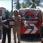 Penyerahan bantuan timba dan masker di kantor DPC PDIP Trenggalek. foto: HERMAN/ HARIAN BANGSA