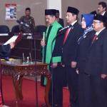 H. Abdul Ghofur bersama dua wakilnya saat mengucapkan sumpah/janji dipandu Ketua PN Lamongan Mohammad Sainal. 