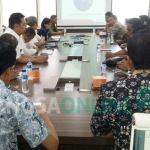 Suasana pertemuan antara Komisi B dan jajaran manajemen Pertamina EP. foto: AHMAD/ BANGSAONLINE 