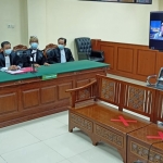 Tim Kuasa Hukum Camat Duduksampeyan Nonaktif Suropadi saat sidang virtual di PN Tipikor Surabaya. foto: ist.