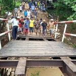 Kondisi jembatan sebagai penghubung antara Desa Daleman-Pasarenan. Foto: Ist

