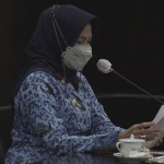 Wali Kota Batu Hj. Dewanti Rumpoko memaparkan Laporan Keterangan Pertanggungjawaban (LKPJ) Wali Kota Batu Tahun 2020 dalam rapat paripurna yang digelar secara virtual, Rabu (17/3/2021). (foto: ist)