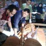 Korban saat akan divisum di rumah duka. foto: zainal/BANGSAONLINE