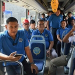 Wali Kota Kediri, Abdullah Abu Bakar, saat menjajal Bus Satria. Foto: Ist