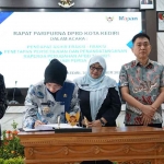 Wali Kota Kediri saat menandatangani berita acara persetujuan bersama. Foto: Ist