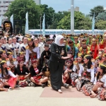 Gubernur Khofifah Indar Parawansa foto bersama para penari yang tampil saat Upacara Hari Jadi ke-77 Provinsi Jawa Timur.