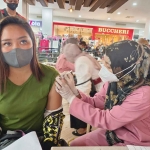Petugas dari Dinkes Kota Kediri saat menyuntikkan vaksin booster kepada salah satu warga. Foto: Ist