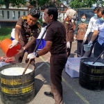 Pemusnahan barang bukti yang dilakukan Kejari Jombang.