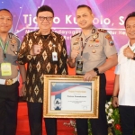 Kapolres Pamekasan AKBP Teguh Wibowo bersama Menpan RB Tjahjo Kumolo usai penyerahan penghargaan di Hall Holiday inn Jakarta.