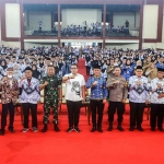 Foto bersama saat puncak peringatan HUT Ke-79 PGRI dan Hari Guru Nasional 2024 di Kota Mojokerto.