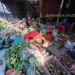 Cabai merah keriting menjadi komoditas yang mengalami penurunan paling drastis di Kota Batu hari ini. Foto: Sulthon/Bangsaonline.