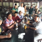 Para Ketua PAC PKB se-Kabupaten Gresik saat mengadakan pertemuan di salah satu rumah makan membahas figur Cabup Gresik dari PKB. foto: SYUHUD/ BANGSAONLINE