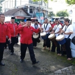 PDIP Kabupaten Blitar saat mendaftarkan bacalegnya ke kantor KPU diiringi musik perkusi.
