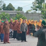 Para santri Pesantren Jati Diri Bangsa Merajut Perdamaian Nusantara sebelum menggelar diskusi. Foto: Ist.