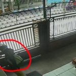 Pelaku terekam CCTV saat keluar sambil membawa tas berisi uang.