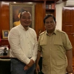 Ketua DPC Gerindra Gresik, Asluchul Alif (kiri), saat bersama Ketum DPP Gerindra, Prabowo Subianto. Foto: Ist
