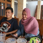 Anggota Fraksi PPP DPRD Kabupaten Probolinggo, Nurrudin, saat bersama istri pertama ketika memberikan klarifikasi di rumahnya.