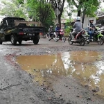 Salah satu ruas jalan di Kabupaten Pasuruan tampak dipenuhi lubang.