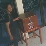 Tangkapan layar pria pencuri kotak amal di Masjid Nurul Hikam, Pucang, Kecamatan/Kabupaten Sidoarjo, Minggu (13/11/2022).