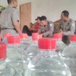 Puluhan botol berisi miras yang berhasil diamankan petugas. 