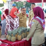 Bupati Kediri Haryanti saat meninjau lokasi pasar murah. foto: Dinas Kominfo for BO
