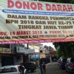Kegiatan donor darah digelar di kantor PWI Jatim, Jl Taman Apsari Surabaya, Kamis (14/3). 