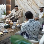 Menhaj Gus Irfan ditemani Sekjen Kemenhaj Teguh Dwi Nugroho, dan pejabat di lingkungan Kemenhaj RI saat menjamu Dubes UEA Abdulla Salem Obaid Salem Al Dhaheri. Foto: Dok. Kemenhaj RI.