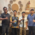 Jajaran redaksi beserta pimpinan BANGSAONLINE, bersama dengan Plt Sekretaris ESI Tulungagung, Moch. Shiva Rosyadi, dan anggota Fraksi PAN DPRD Tulungagung , Rijal Abdulloh. Foto: BANGSAONLINE