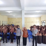 Foto bersama dengan pesan "Menolak Narkoba" dari kegiatan penyuluhan bahaya narkoba yang dilakukan Polres Mojokerto Kota di SMAN 1 Gedeg