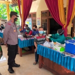 Anggota Koramil dan Polsek Karangjati saat memantau vaksinasi di Desa Ringinanom.