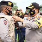 Kapolres Mojokerto, AKBP Dony Alexander memakaikan rompi secara simbolis kepada salah satu anggota timsus.