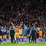 Para pemain Newcastle merayakan kemenangan dengan suporter