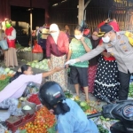 Polisi mengimbau pedagang dan pembeli di pasar-pasar tradisional agar mematuhi protokol kesehatan dengan menggunakan masker dan menerapkan physical distancing.