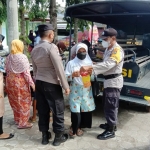 Vaksinasi Covid-19 Polres Magetan di Desa Kepuhrejo, Kecamatan Takeran dapat 1 liter minyak goreng gratis. foto: ANTON/BANGSAONLINE