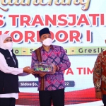 Gubernur Jawa Timur, Khofifah Indar Parawansa, saat melaunching Bus Trans Jatim Koridor I.