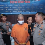 Pencuri perhiasan di Kota Blitar saat dihadirkan dalam konferensi pers.