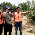 Aparat kepolisian menunjukan lokasi tempat korban terseret omba. foto: TRI SUSANTO/ BANGSAONLINE