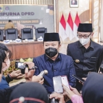 Bupati Jember, Hendy Siswanto, dan wakilnya, MB Firjaun Barlaman, saat memberi keterangan kepada awak media usai menandatangani KUA-PPAS 2023.