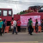  Warga memasang spanduk bertuliskan tuntutan di lokasi proyek pipanisasi milik PDAM Giri Tirta di Desa Sembayat. foto: SYUHUD/ BANGSAONLINE
