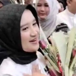 Wardah Nafisah saat menerima bunga dari salah satu pendukungnya.